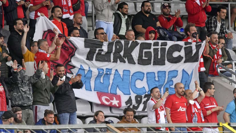 Türkgücü München Fans mit Banner im Stadion