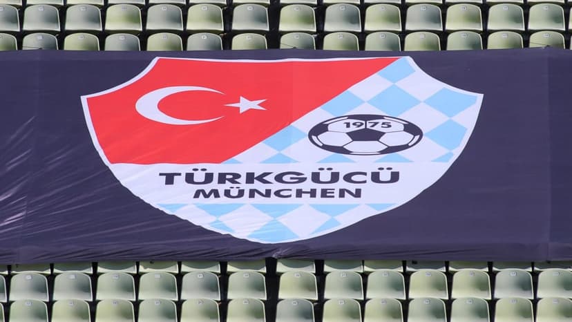 Türkgücü München Wappen-Banner im Stadion